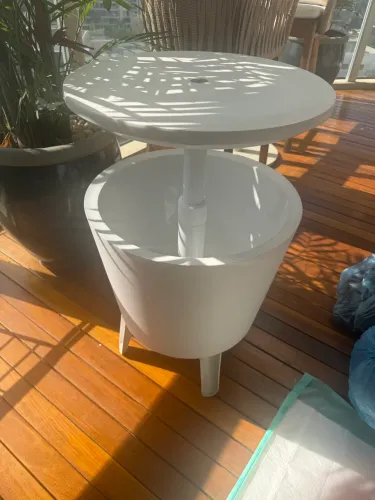 Mesa Balde de Gelo para Bebidas Keter 37L - Lazer, Piscina, Camping e Pescaria