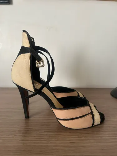 Sandália Schutz 36 confortável
