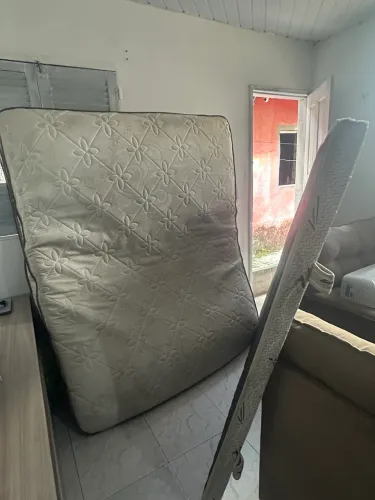 Cama queem casal modelo baú está muito boa paguei 3 mil nela tem todos os acessórios