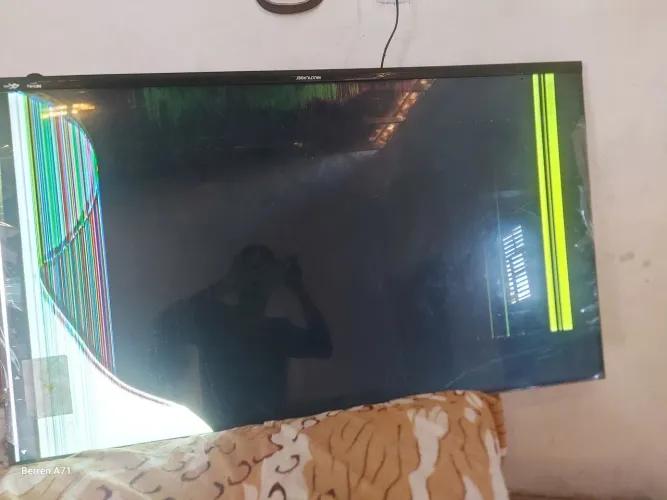 Televisão para retirada de peças
