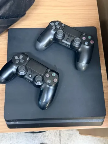 Ps4 Slim 500gb 2 controles - Só pegar e jogar