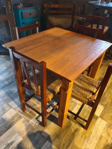 Mesa em madeira maciça 90 x 90 com 4 cadeiras de sisal trançado