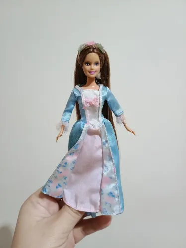 Boneca Erika versão mini kingdom Barbie Princesa e a Plebeia