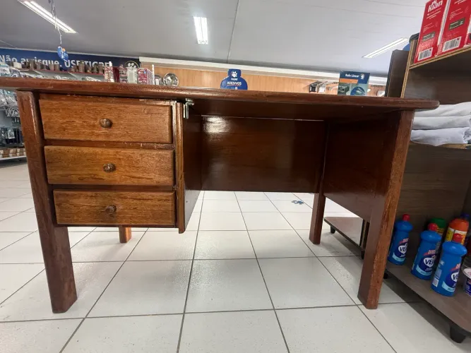 Mesa de Escritório em Madeira Angelim Maciça - 1,40m | 3 Gavetas | Envernizada