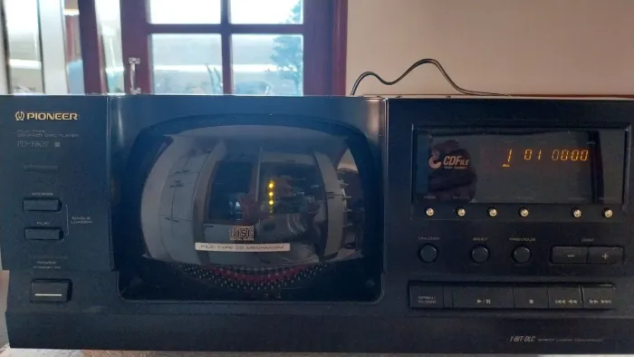 Cd Pioneer 101 discos modelo PD.M807 liga faz todas operações  mas não toca o CD.