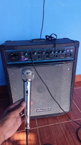 Caixa amplificada com microfone