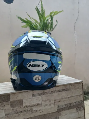 Capacete usado muito pouco