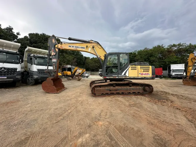 Escavadeira New Holland E245 2015 