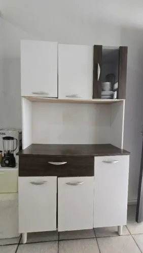 Combo: mesa de mármore com duas cadeiras, armário, geladeira e um fogão.