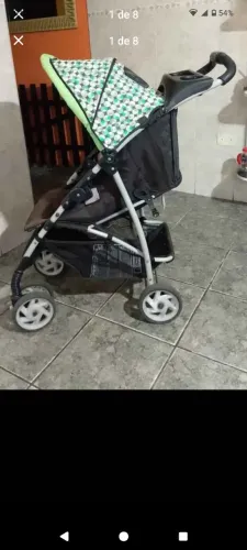 Carrinho de bebê da marca Graco.