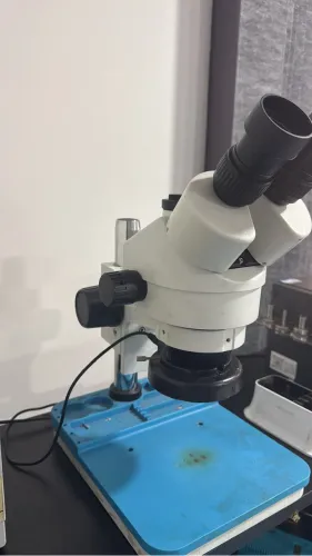 Microscópio trinocular yaxun AK33 em excelente estado