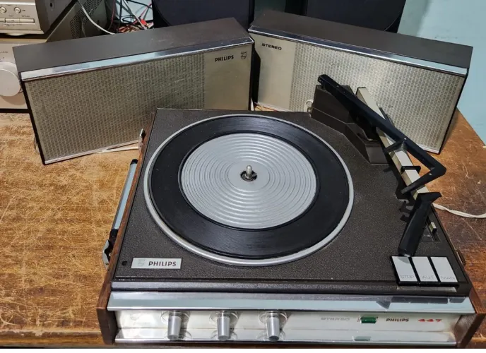 Vitrola Philips 447