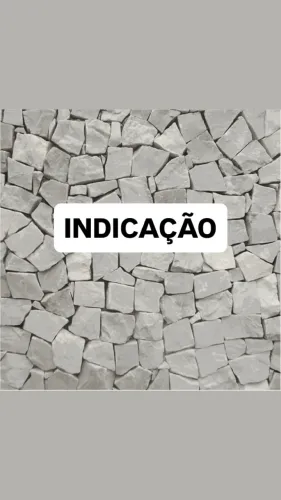 Ajudante que assente pedra portuguesa