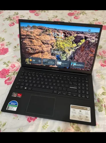 Vendo Notebook ASUS VivoBook Go 15, modelo E1504FA-NJ731, em ótimo estado e com pouco uso.