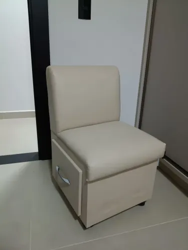 Cadeira de manicure com gaveta, rodinhas, bege nova