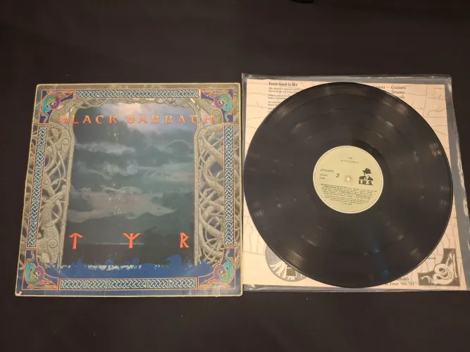 LP Black Sabbath Tyr com.encarte ótimo estado