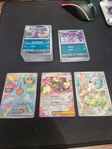 Kit Pokémon TCG: 115 Cartas + 3 Hits Raros + 15 Códigos Online