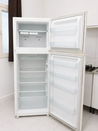 Vendo geladeira, usada mas funcionando. Porém e necessário arrumar o desgelo