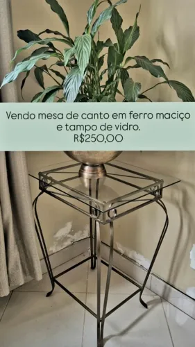 Mesa de canto em ferro maciço e vidro em ótimo estado de conservação. 
