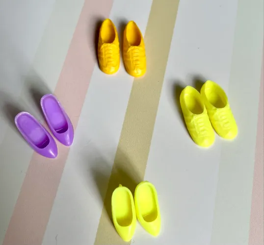 Lote de 4 pares de sapatos Barbie vintage (anos 80 e 90)