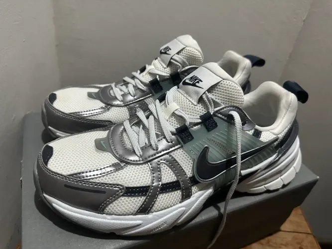 Tênis Nike V2K RUN