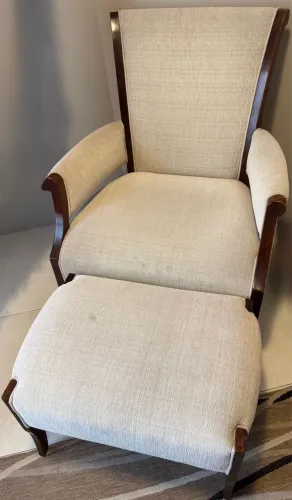 Poltrona com banqueta 