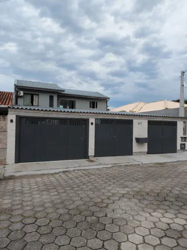 Casa com 2 quartos e garagem coberta