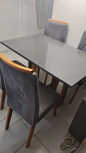 Vendo o conjunto,motivo mudança ,mesa /4 cadeiras e 3 puffs 