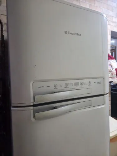 Geladeira com motor novo porem com vazamento que precisa serr encontrado.