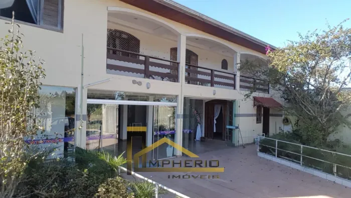Imóvel de Luxo: Casa à Venda em Curitiba-PR, 4 quartos, 1 suíte, 2 salas, 2 vagas de garag