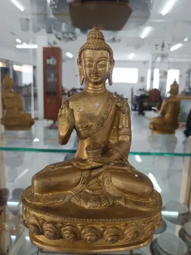 Buda ou ganesha em metal dourado