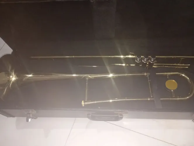 Trombone em si bemol laqueado