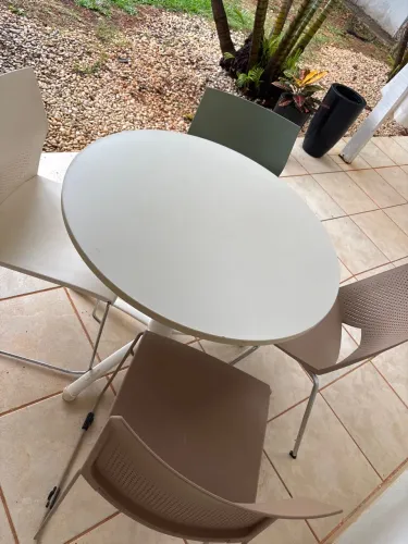 Conjunto mesa e cadeiras 