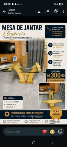 Mesa de madeira com tampa de vidro.