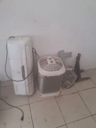 Vendo esse ar condicionado Electrolux 9.000 btus gelando super bem funcionando 