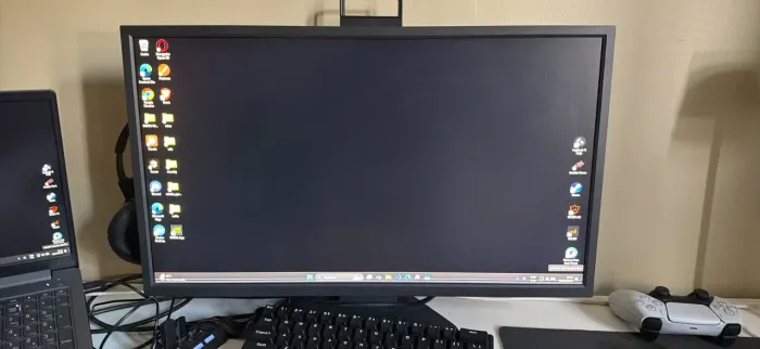 MONITOR BENQ 240Hz XL2546K - POSSUI UMA LINHA NO FUNDO DA TELA 