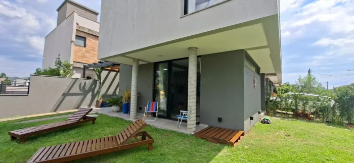 Sobrado à Venda em Garopaba-SC: 3 Quartos, 1 Suíte, 1 Vaga de Garagem, financiável