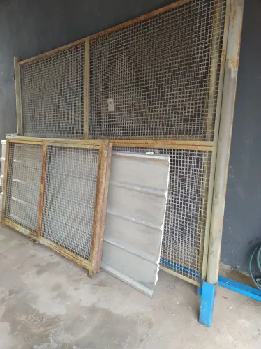1 Portão, 1 Grade, 2 telhas, 2 terça de ferro 