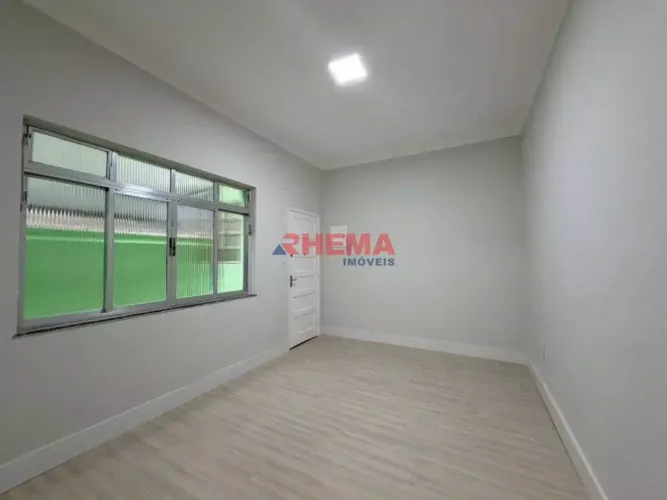 Apartamento térreo de 2 dormitórios, com quintal no Embaré em Santos / SP