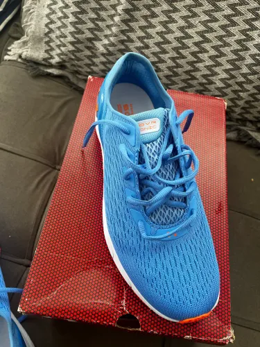Tênis under armour corrida 250 Reais