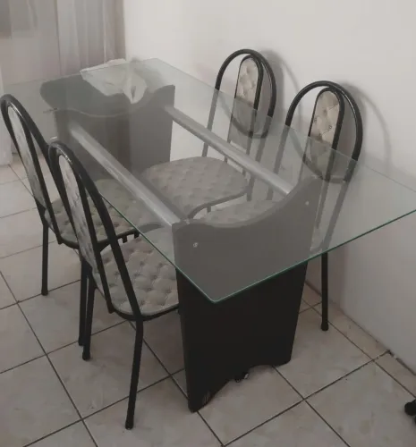 Mesa de Vidro Retangular medindo 160 X 80 acompanha 4 cadeiras Tubular