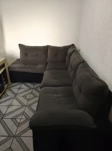 Sofá de canto aveludado, super confortável, pequenos detalhes 
