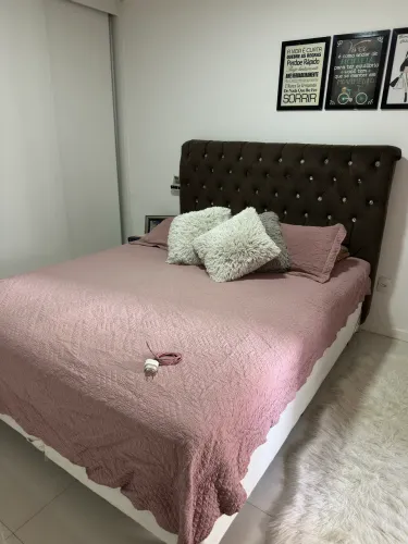 Cama Queen semi nova 