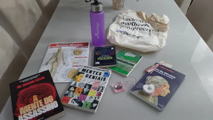 Materiais de Psicologia (LIVROS, COLAR BANHADO A OURO, BAG E MAIS)