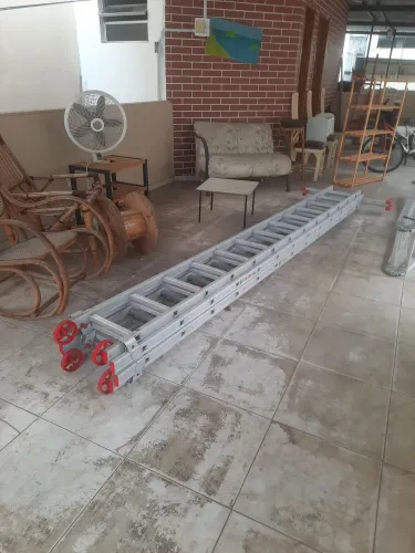 ESCADA ALUMÍNIO MARCA BTF BOTAFOGO EXTENSIVA 3 POSIÇÕES 2 X 13 = 26 DEGRAUS SUPORTA 150kG