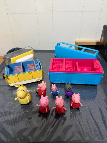2 Ônibus: 1 amarelo e 1 azul mais 6 bonequinhos da Peppa Pig