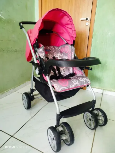 Carrinho de bebê marca burigotto semi novo reclinável