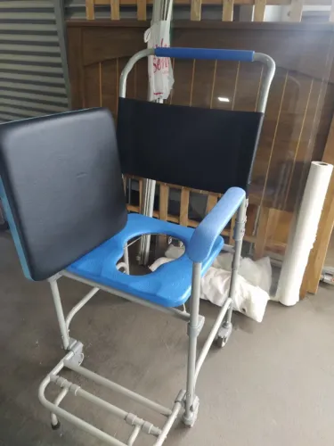 Vende-se cadeira de banho Conversível em pas