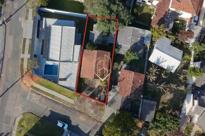 Terreno ZR3.1 com 302 m² no bairro Ahú