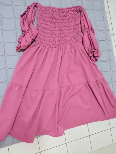 Vestido midi rosa com detalhe de lastex no busto e mangas bufantes estilo ciganinha